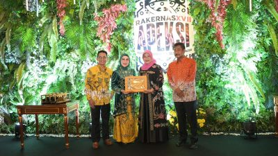 Hadiri Gala Dinner Rakernas XVII APEKSI, Wali Kota Binjai Saling Bertukar Cenderamata