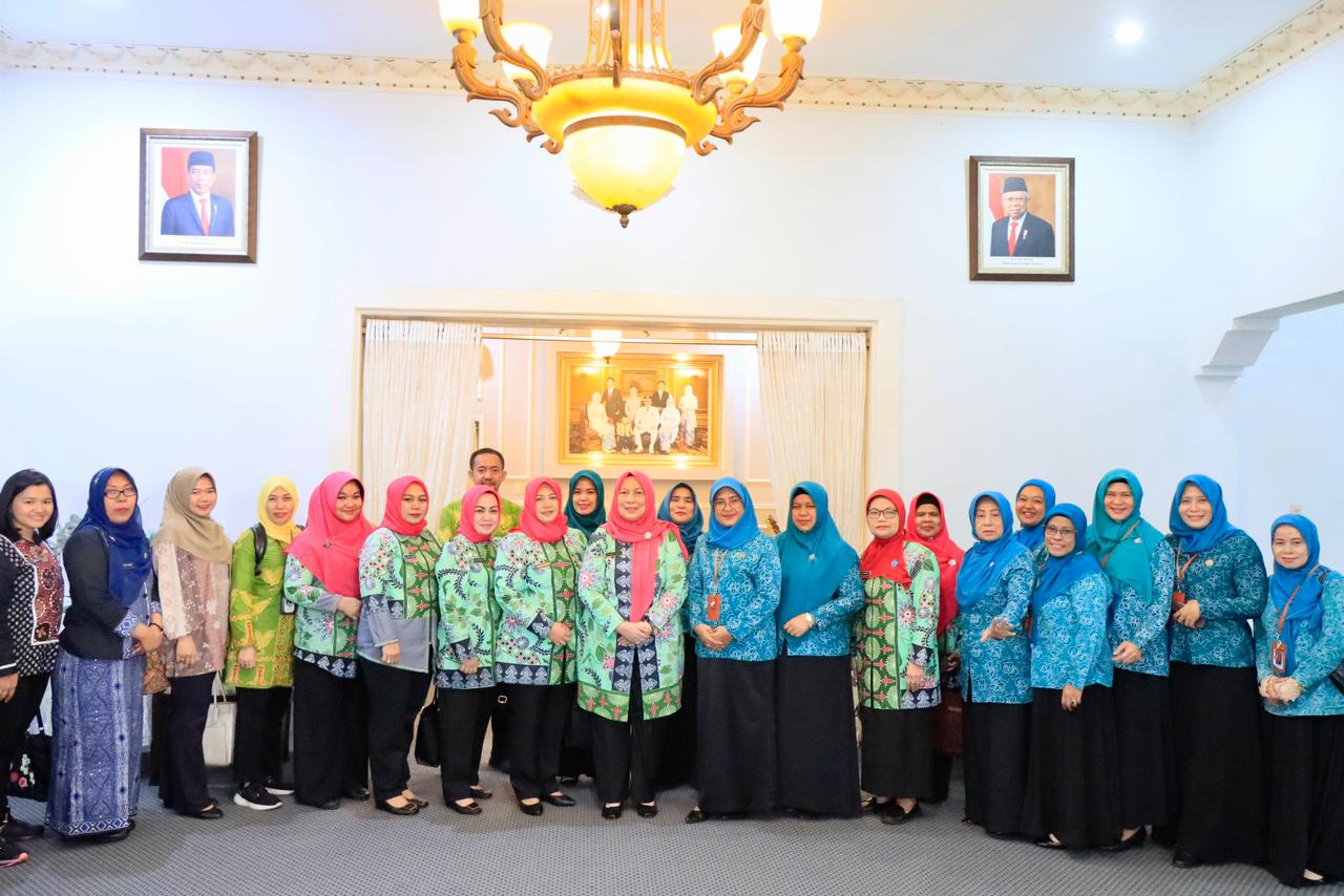 Monitoring Kelurahan Pelaksana Lomba UP2K PKK Kota Binjai Bersama Ketua Bidang I Pembinaan Karakter Keluarga Ibu Dian Arief Sudarto Trinugroho Selaku Ketua Rombongan Tim Monitoring TP PKK Provinsi Sumatera Utara