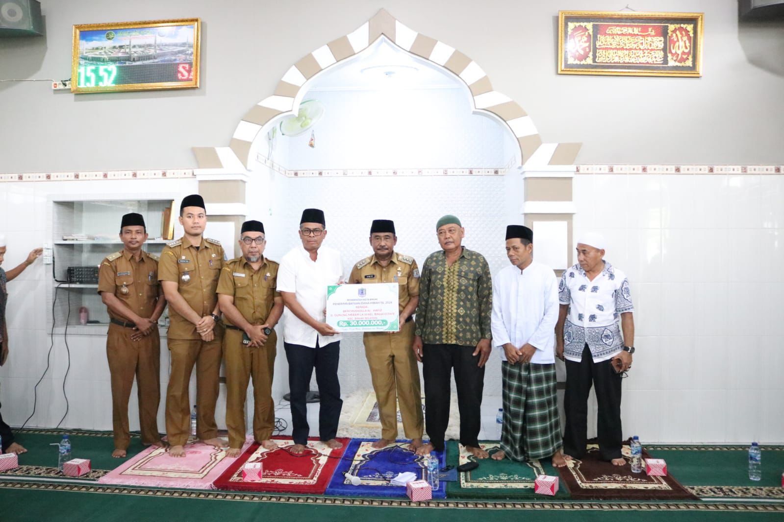Komitmen Dukung Pengembangan Rumah Ibadah, Wali Kota Binjai Serahkan Bantuan Hibah Untuk Musholla Al-Hafiz