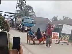 Truk CPO Melintas Jembatan Sei Air Tenang, Warga Blokir Jalan