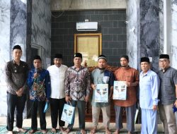 Wali Kota Sholat Jumat Berjamaah Sekaligus Serahkan Bantuan Dana Hibah Di Masjid Taqwa