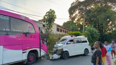 Ambulance Bawa Jenazah Tabrak Bus, 4 Orang Luka