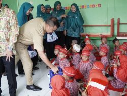 Penjabat Wali Kota Tebing Tinggi Bersama Sekretaris TP PKK Provinsi Sumut Bagikan Bingkisan ke Sekolah PAUD