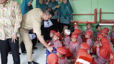 Penjabat Wali Kota Tebing Tinggi Bersama Sekretaris TP PKK Provinsi Sumut Bagikan Bingkisan ke Sekolah PAUD