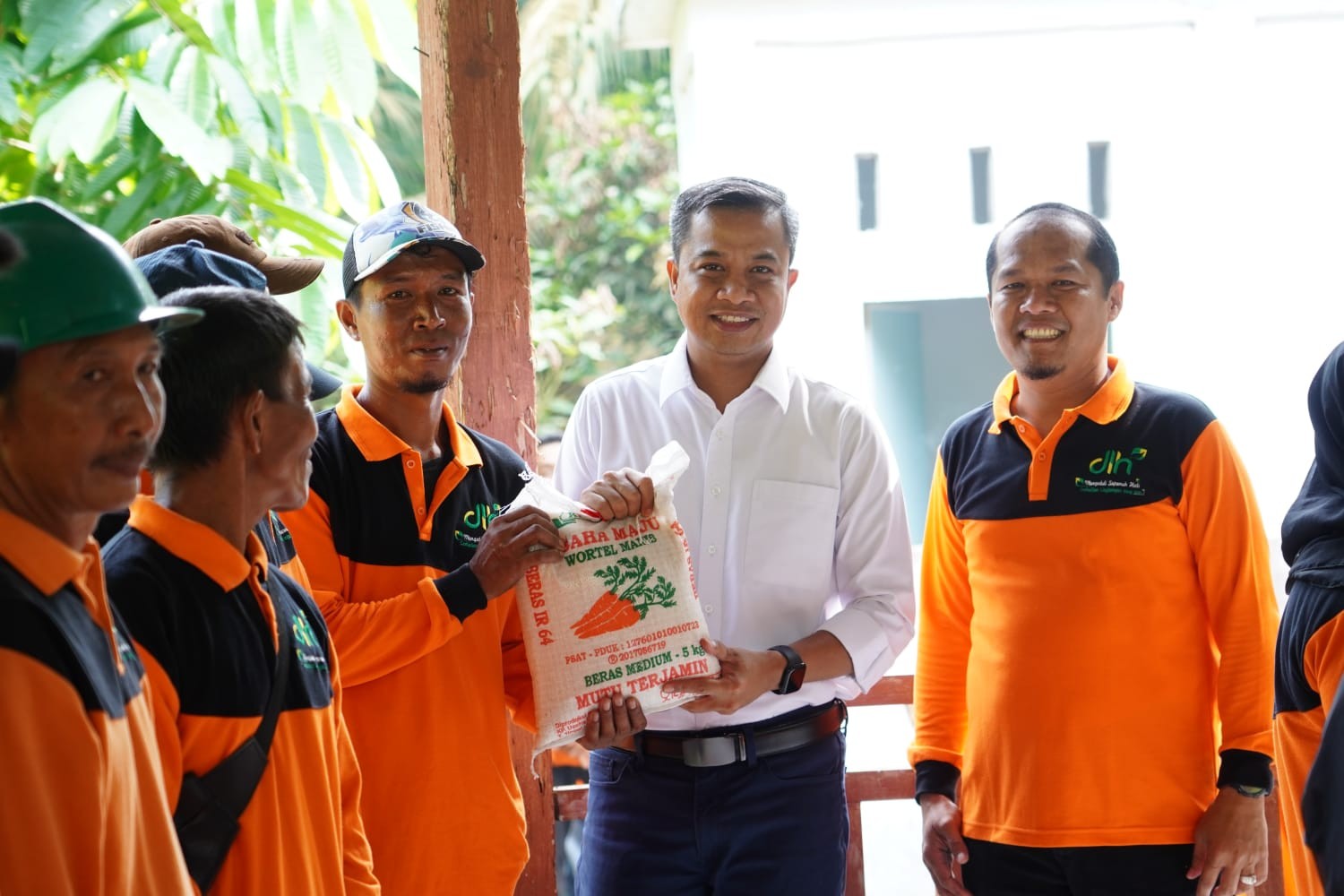 Pj. Wali Kota Tebing Tinggi Beri Tali Asih Kepada 301 Petugas Kebersihan