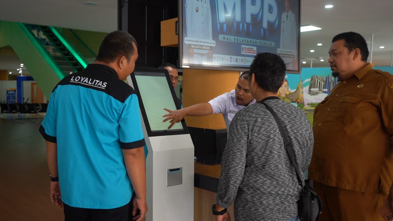 Petugas sedang melayani masyarakat saat mendatangi gedung MPP.