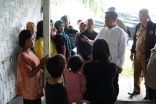 Pj. Wali Kota Tebing Tinggi Jangkau Keluarga Terlantar di Kolong Jembatan Pasar Sakti