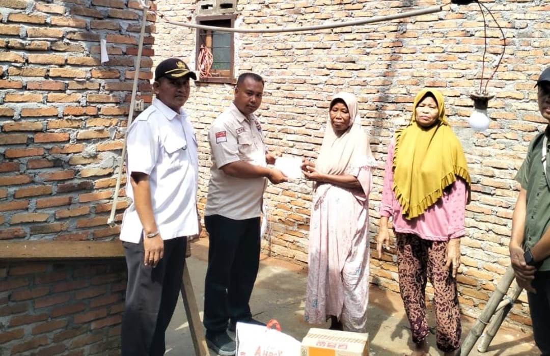 Sigap Tangani Korban Putingbeliung Pemdes Paluh Sibaji Salurkan Bantuan