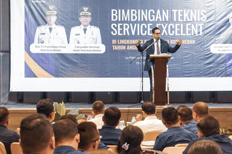Wali Kota Medan Rico Tri Putra Bayu Waas memberikan kata sambutan saat membuka Bimtek Service Excellent di lingkungan Pemko Medan Tahun Anggaran 2025 di Le Polonia Hotel Medan, Selasa (19/8).