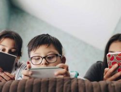 Waspada!! Anak Kecanduan Main HP Bisa Ganggu Otak, Emosi, dan Prestasi