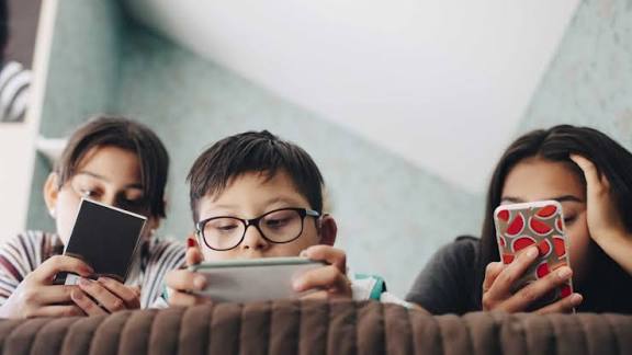 Waspada!! Anak Kecanduan Main HP Bisa Ganggu Otak, Emosi, dan Prestasi