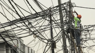 Wali Kota Medan, Rico Waas, menargetkan penataan kabel udara menjadi kabel bawah tanah