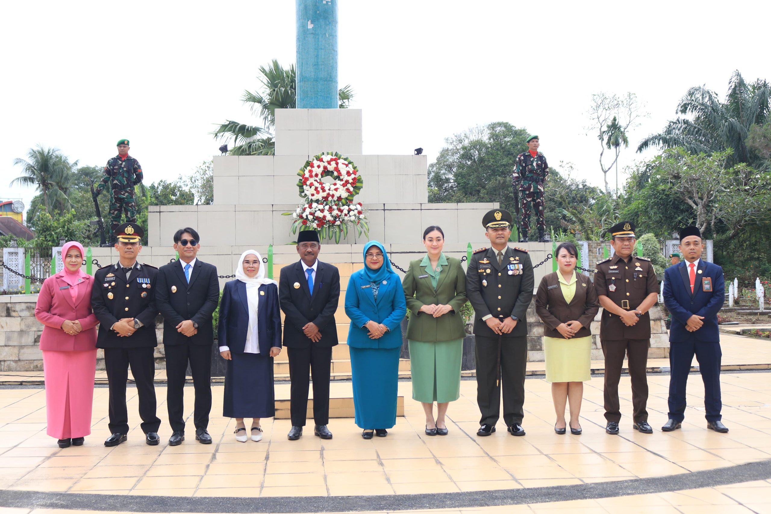 Dalam semangat nasionalisme dan penghormatan terhadap jasa para pejuang bangsa, Pemerintah Kota Binjai menggelar Upacara Peringatan Hari Pahlawan Nasional di Lapangan Merdeka Kota Binjai, Senin (10/11). Usai pelaksanaan upacara, kegiatan dilanjutkan dengan ziarah dan tabur bunga di Taman Makam Pahlawan Syuhada Kota Binjai.