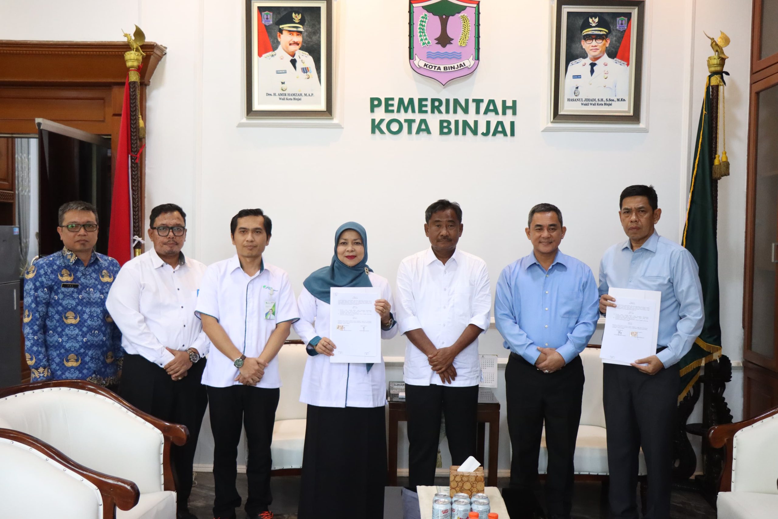 Wali Kota Binjai Amir Hamzah, didampingi Pj Sekretaris Daerah Kota Binjai Chairin Simanjuntak dan Kepala Dinas Tenaga Kerja, Perindustrian dan Perdagangan Kota Binjai Hamdani Hasibuan, menandatangani nota kesepahaman (MoU) dengan BPJS Ketenagakerjaan di ruang kerja Wali Kota Binjai,