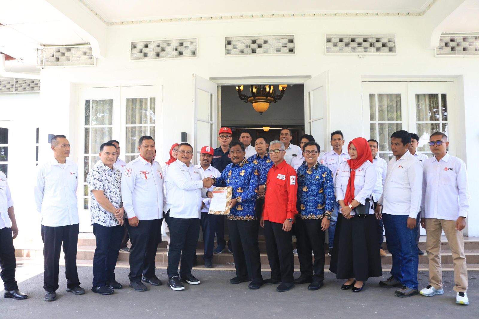 Wali Kota Binjai, H. Amir Hamzah, (keenam dari kanan) didampingi Kepala Dinas Kesehatan Kota Binjai dr. Sugianto menerima dr.Darma Malem (keempat dari kiri) Ketua PMI Binjai.(ist)