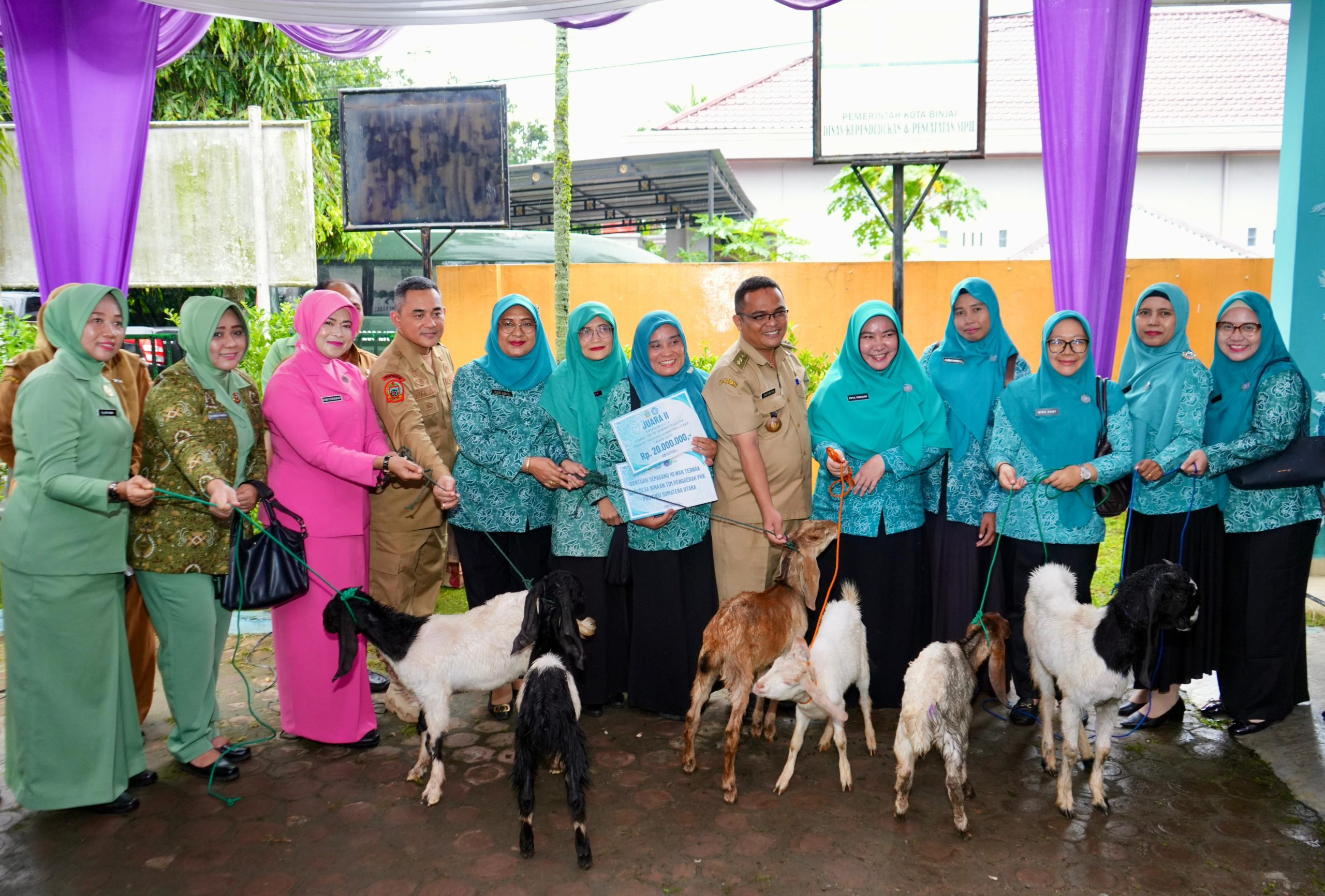 Ketua TP PKK Kota Binjai Serahkan Sepasang Kambing kepada Tiga Kelurahan Pemenang Lomba HKG PKK Sumut 2025