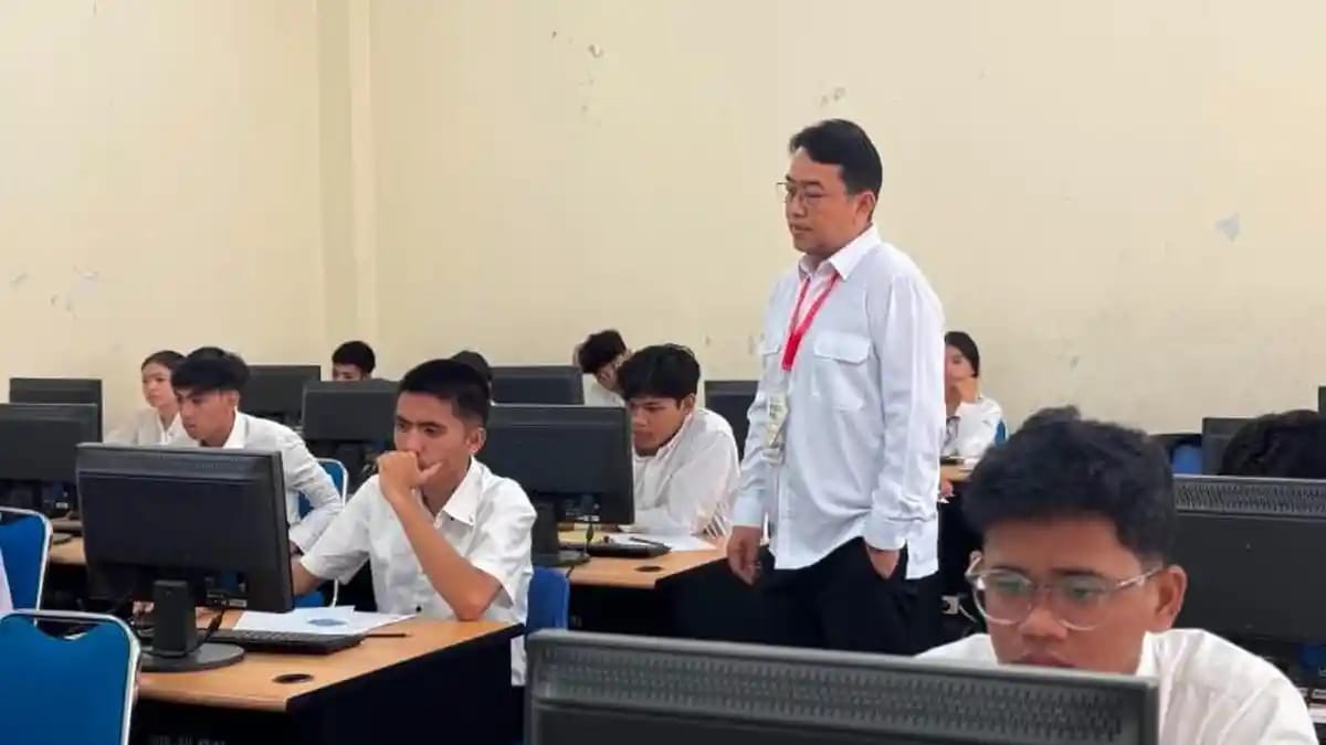 Direktur Politeknik Negeri Medan (Polmed), Dr. Ir. Idham Kamil, S.T., M.T., memantau langsung pelaksanaan Ujian Tulis Berbasis Komputer (UTBK) Jalur Mandiri Tahun Akademik 2026/2027 di kampus Polmed, Senin (8/6/2026). Sebanyak 878 peserta mengikuti seleksi yang tahun ini mencatat peningkatan jumlah pendaftar sekitar 15 persen dibandingkan tahun sebelumnya.