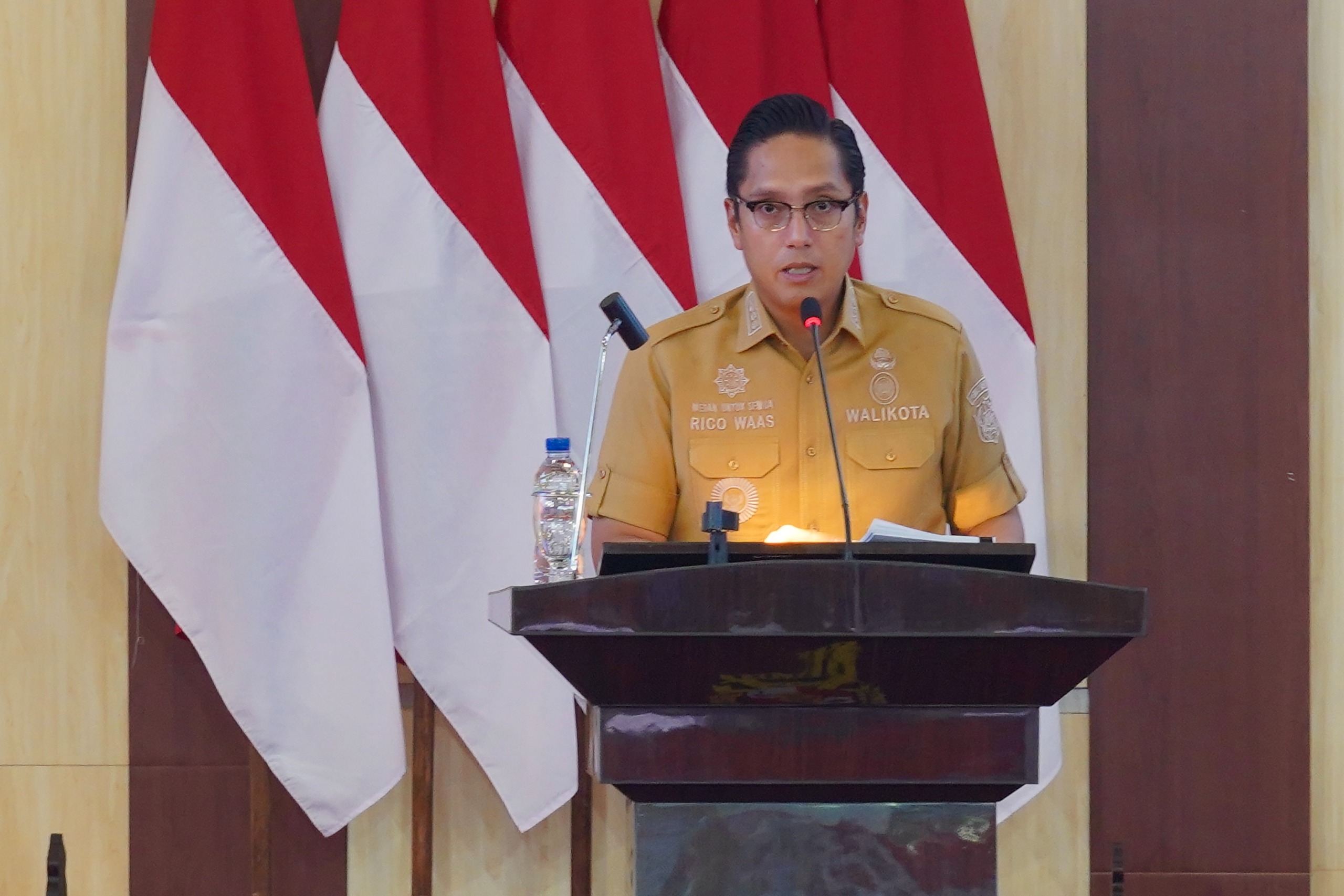 Wali Kota Medan Rico Waas memberikan Tanggapan Kepala Daerah terhadap Pemandangan Umum Fraksi-fraksi DPRD atas Penjelasan Kepala Daerah tentang Ranperda Perubahan atas Perda Nomor 1 Tahun 2024 tentang Pajak dan Retribusi Daerah dalam Rapat Paripurna DPRD Medan, Selasa (22/9/2026).