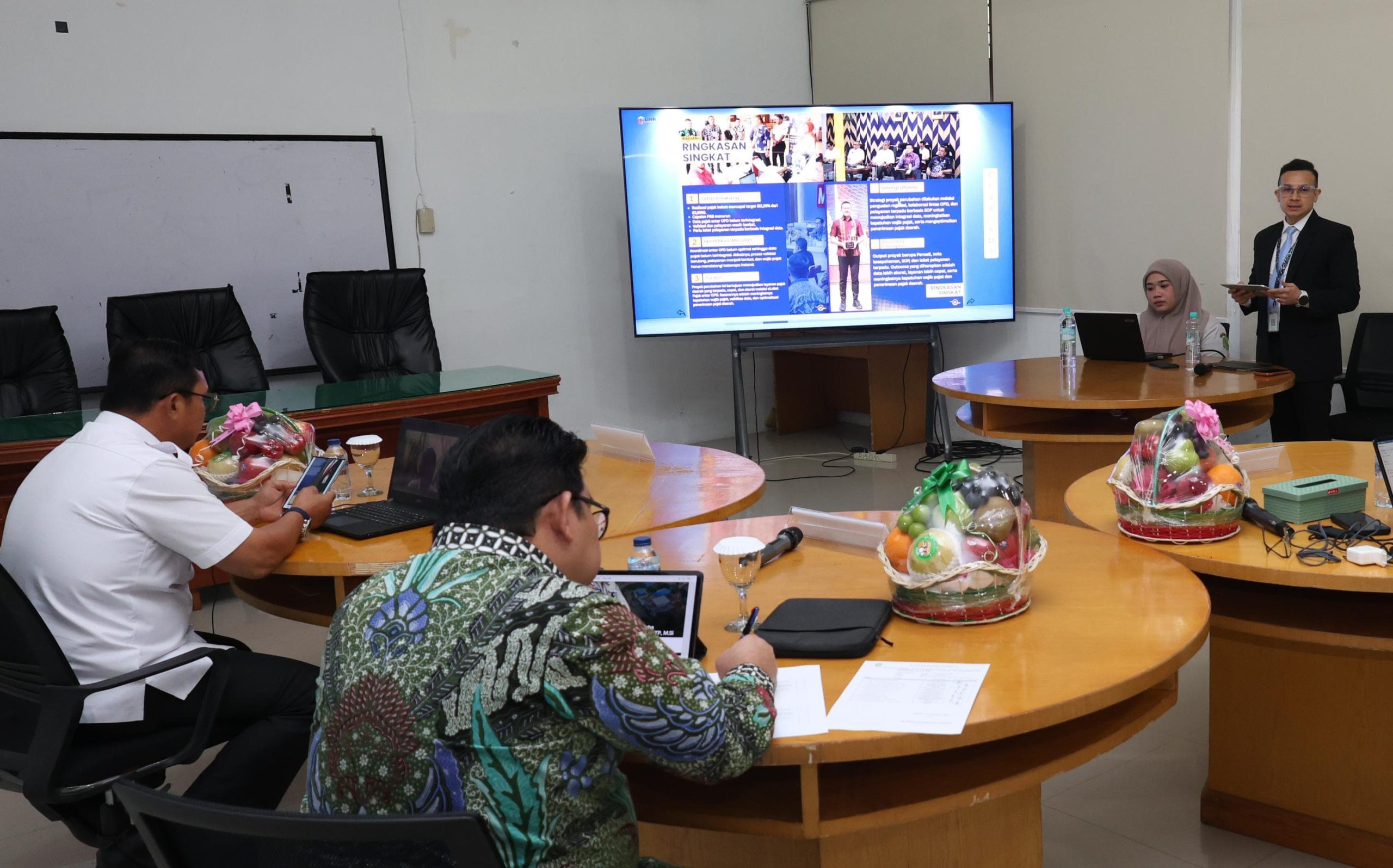 Kepala Bapenda Kota Medan, Dr. M. Agha Novrian, S.STP., M.Si saat paparkan Laporan Akhir Proyek Perubahan dalam Seminar PKN di Ruang Seminar BPSDM Provinsi Sumatera Utara, Rabu (23/9/2026).