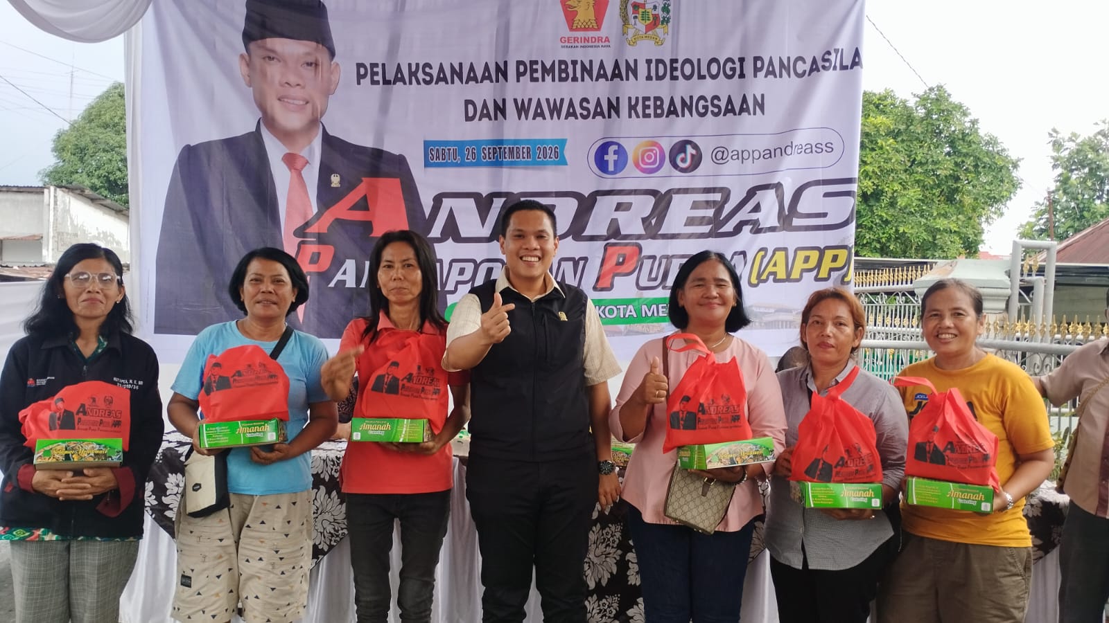 Anggota DPRD Kota Medan dari Fraksi Partai Gerindra, Andreas Pandapotan Purba, S.Ak foto bersama usai melaksanakan kegiatan Pembinaan Ideologi Pancasila dan Wawasan Kebangsaan.