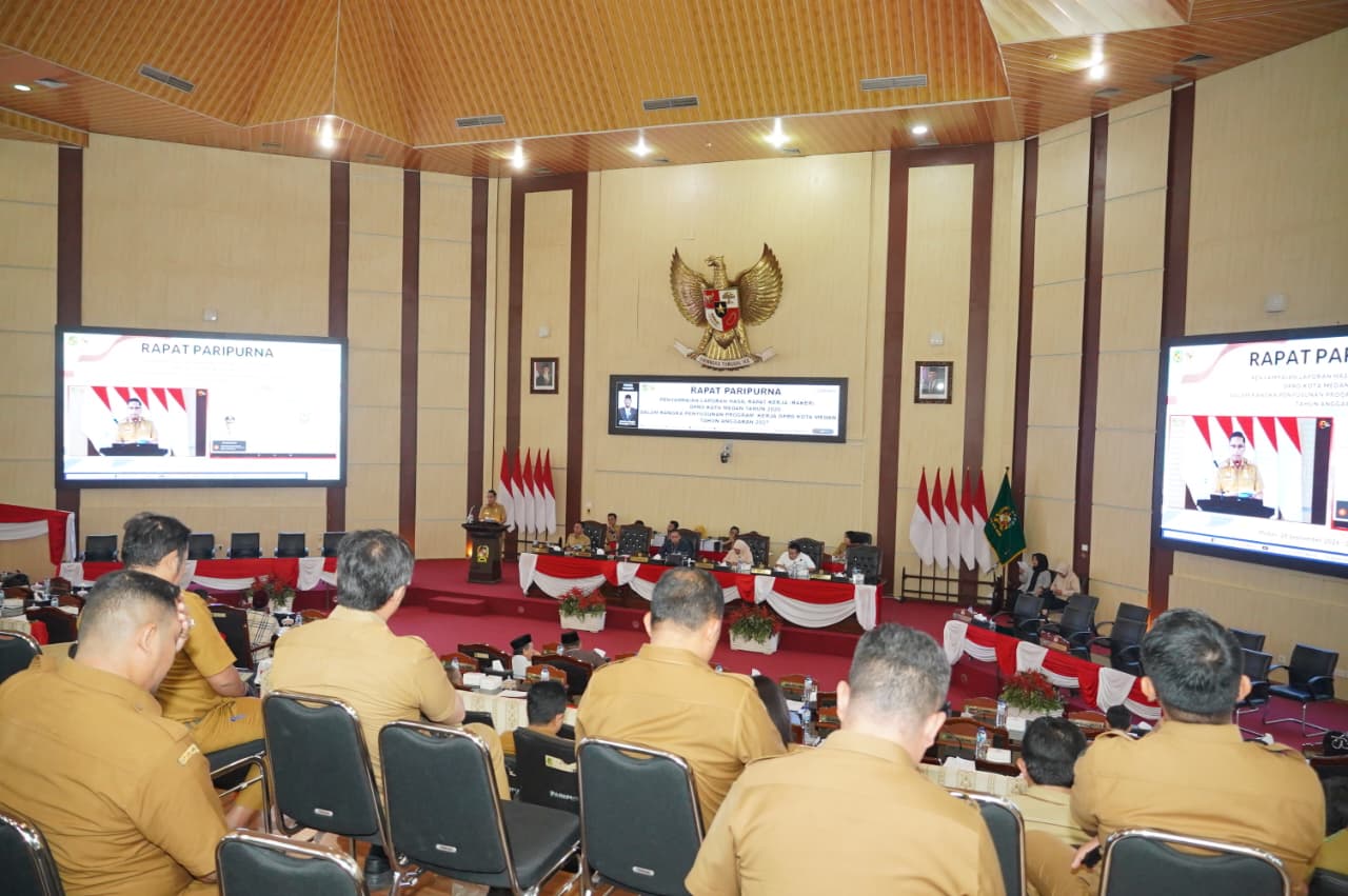 Wali Kota Medan Rico Waas saat menghadiri Rapat Paripurna DPRD Kota Medan dengan agenda Penyampaian Laporan Hasil lRaker DPRD Kota Medan Tahun 2026 dalam rangka Penyusunan Program Kerja TA 2027 di Gedung DPRD Kota Medan, Senin (28/9/2026).