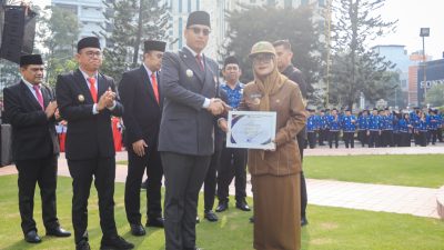 Wali Kota Medan Rico Waas memberikan Piagam Penghargaan sebagai apresiasi kepada Kepling 3,Kelurahan Harjosari II, Kecamatan Medan Amplas, Eka Purnama Sari, Kamis (1/10/2026).