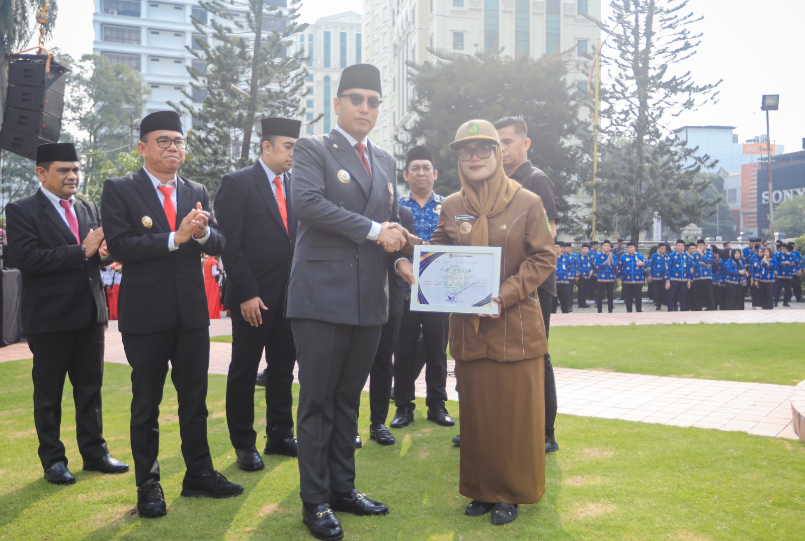 Wali Kota Medan Rico Waas memberikan Piagam Penghargaan sebagai apresiasi kepada Kepling 3,Kelurahan Harjosari II, Kecamatan Medan Amplas, Eka Purnama Sari, Kamis (1/10/2026).