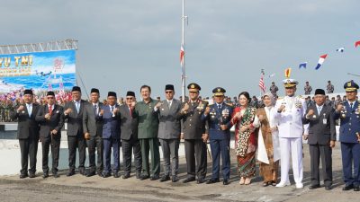 Wali Kota Medan Rico Tri Putra Bayu Waas foto bersama usai menghadiri upacara peringatan HUT ke-81 TNI.