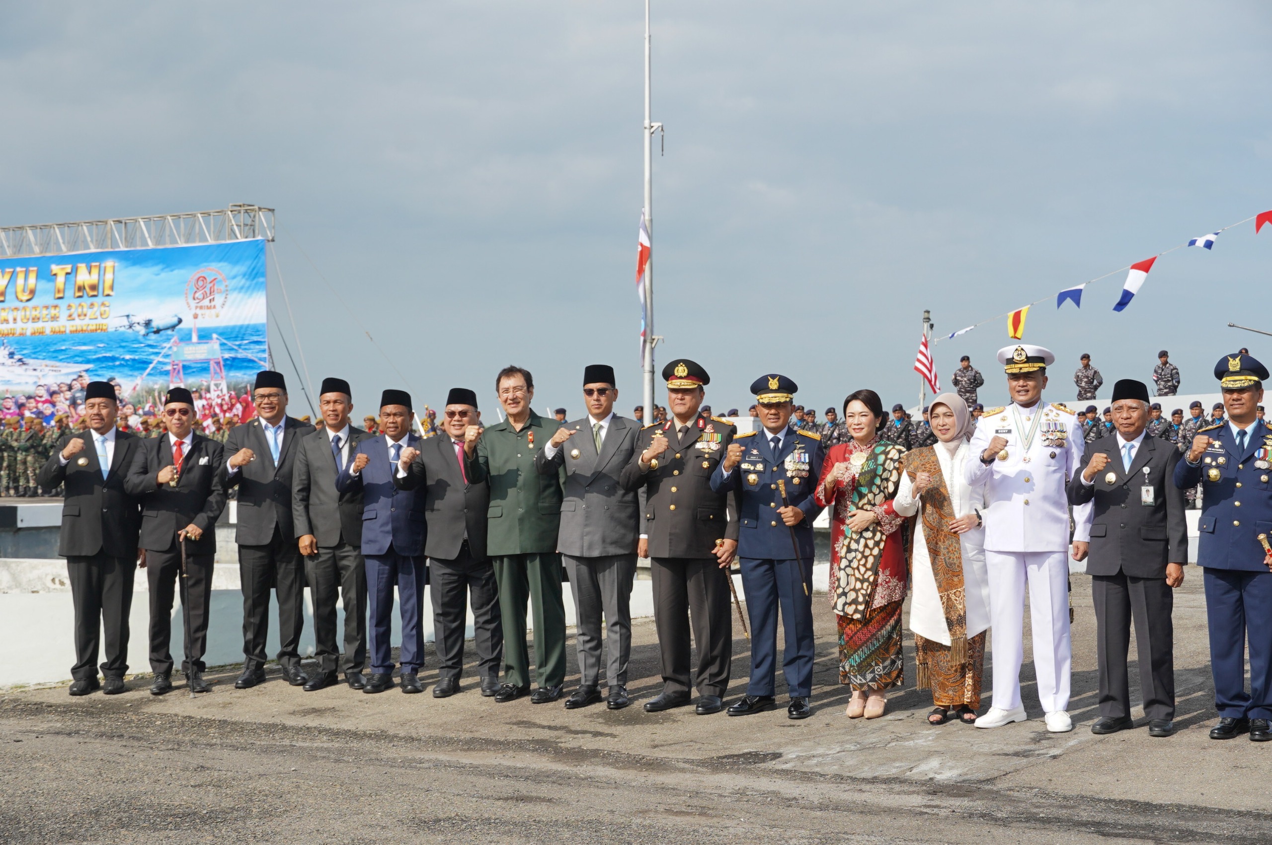 Wali Kota Medan Rico Tri Putra Bayu Waas foto bersama usai menghadiri upacara peringatan HUT ke-81 TNI.