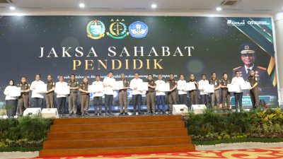 Wali Kota Medan, Rico Tri Putra Bayu Waas foto bersama usai menandatangani MOU.