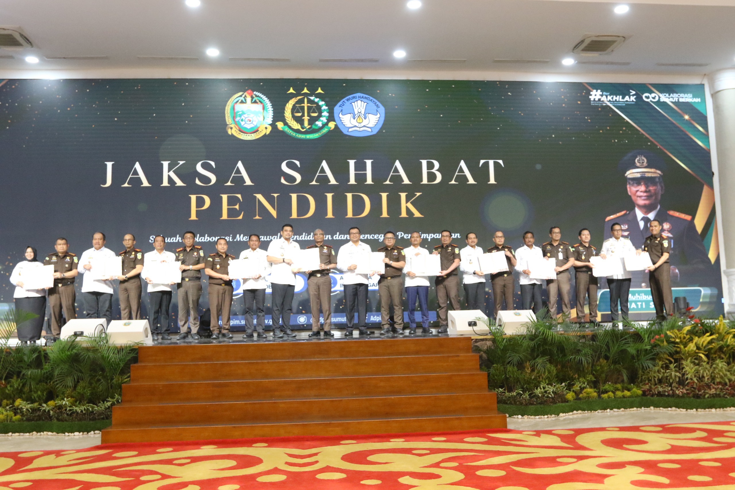Wali Kota Medan, Rico Tri Putra Bayu Waas foto bersama usai menandatangani MOU.
