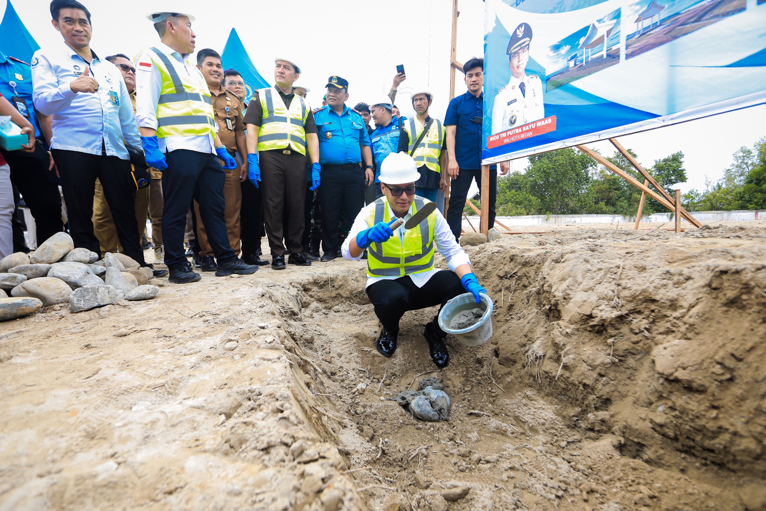 Wali Kota Medan Rico Tri Putra Bayu Waas saat meletakkan batu pertama Groundbreaking pembangunan KNMP di Kelurahan Nelayan Indah, Kecamatan Medan Labuhan, Selasa (6/10/2026).