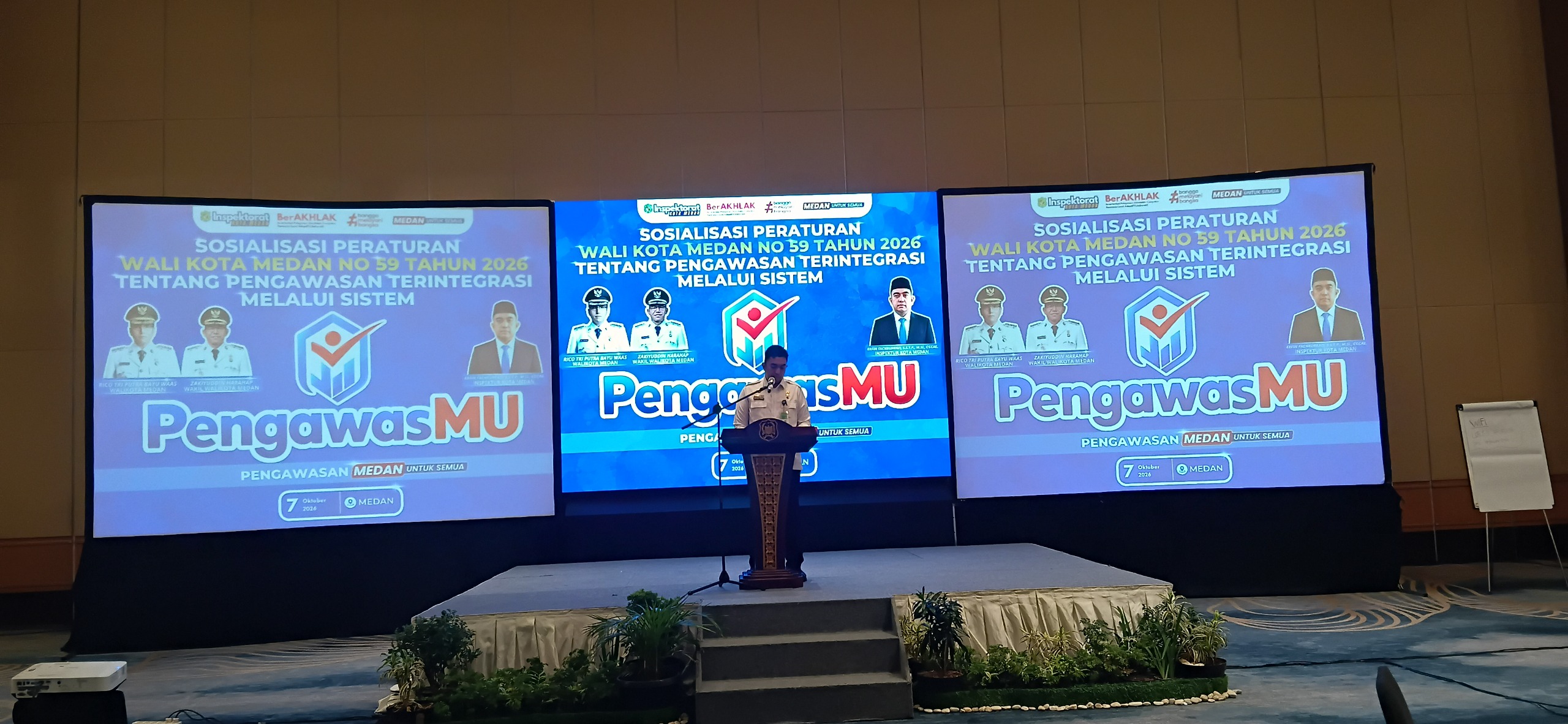 Pj Sekda Kota Medan Erfin Fachrurrazi saat memberikan kata sambutan dalam kegiatan Sosialisasi Perwal Medan Nomor 59 Tahun 2026 tentang Pengawasan Terintegrasi melalui sistem PengawasMU di Hotel Arya Duta, Rabu (7/10/2026).