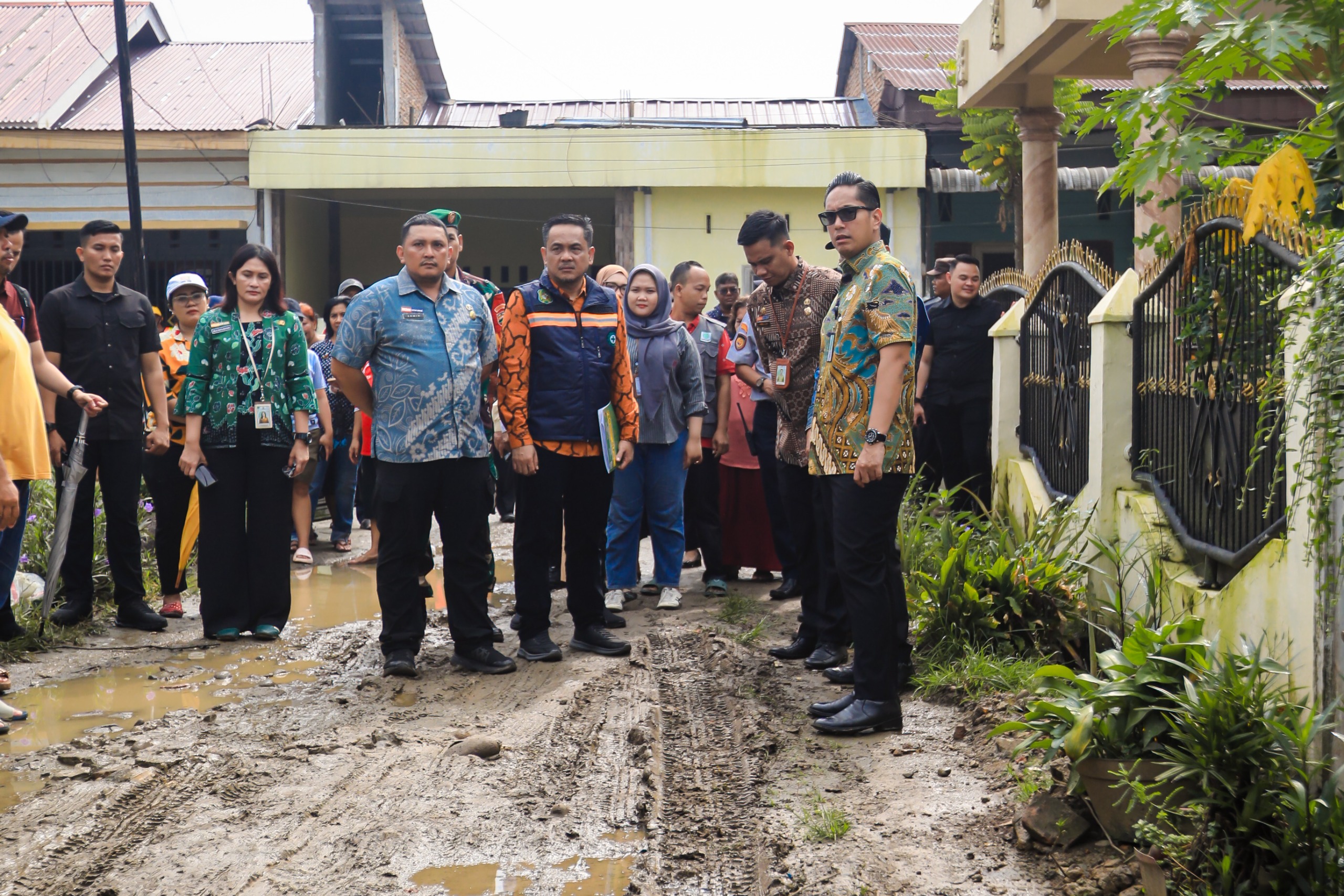 Wali Kota Medan Rico Tri Putra Bayu Waas meninjau langsung pemasangan dan distribusi pipa air bersih di Perumahan Griya Kencana Lingkungan 1, Kelurahan Namo Gajah, Kecamatan Medan Tuntungan, Kamis (8/10/26).