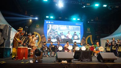 Wali Kota Medan Rico Tri Putra Bayu Waas memainkan gendang saat membuka Pekan Budaya Daerah Kota Medan 2026 di Lapangan Benteng Medan, Kamis malam (8/10/2026).