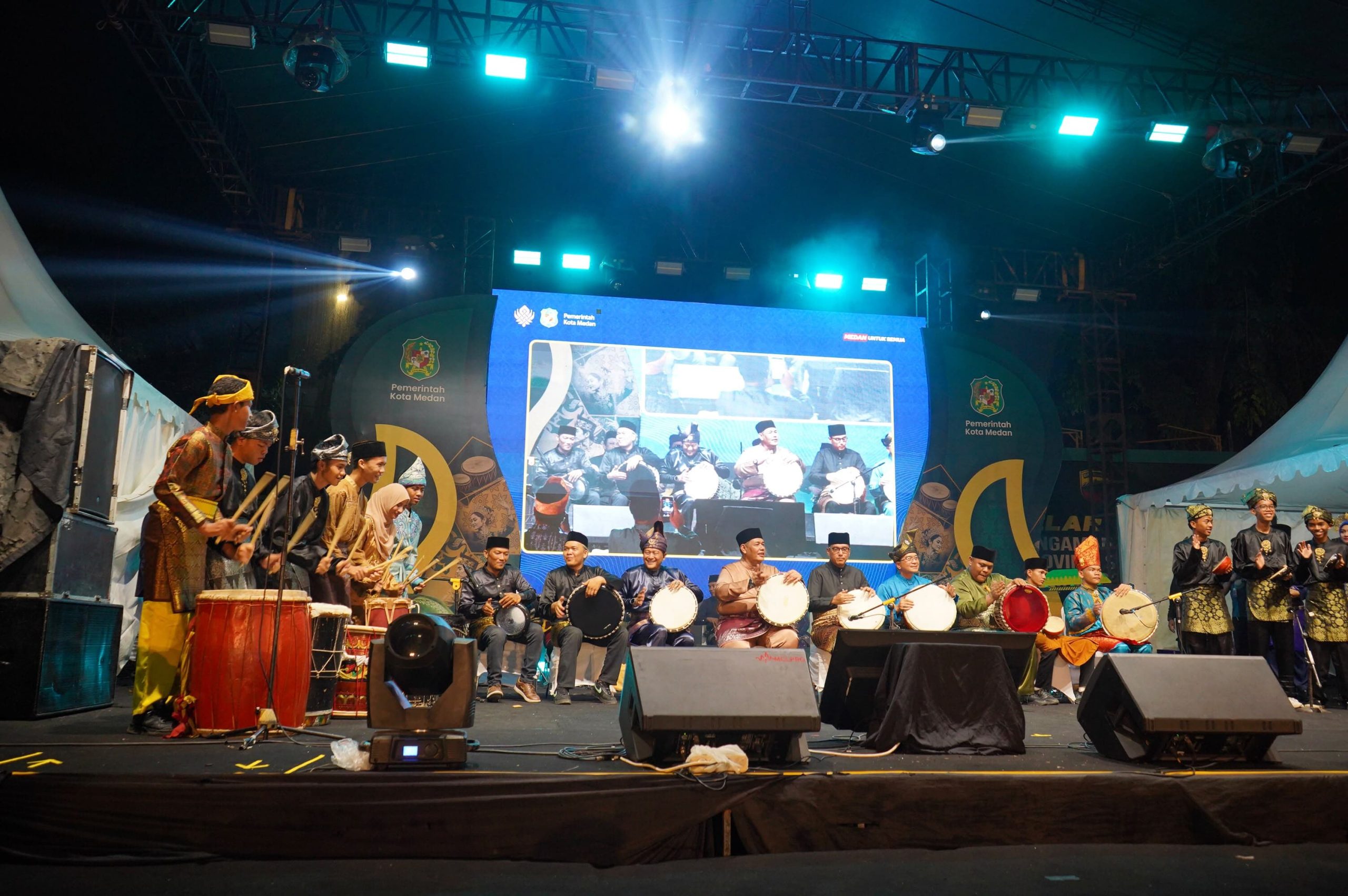 Wali Kota Medan Rico Tri Putra Bayu Waas memainkan gendang saat membuka Pekan Budaya Daerah Kota Medan 2026 di Lapangan Benteng Medan, Kamis malam (8/10/2026).