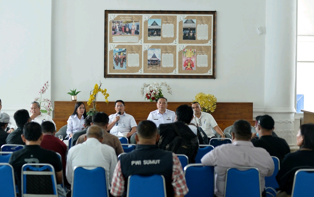 Disnaker Provinsi Sumut melakukan Konferensi Pers terkait program-program Disnaker tentang ketenagakerjaan. Kegiatan yang difasilitasi Dinas Kominfo Sumut ini berlangsung di Lobby Dekranasda Lantai 1 Kantor Gubernur Sumut Jalan Diponengoro Kota Medan, Rabu (21/10/2026).