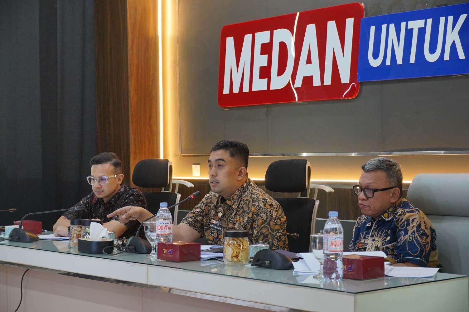 Pj Sekretaris Daerah Kota Medan, Erfin Fachrurrazi saat memimpin Rapat Tim Koordinasi Optimalisasi Penerimaan PAD Sektor Retribusi di Ruang Rapat Bapenda Kota Medan.