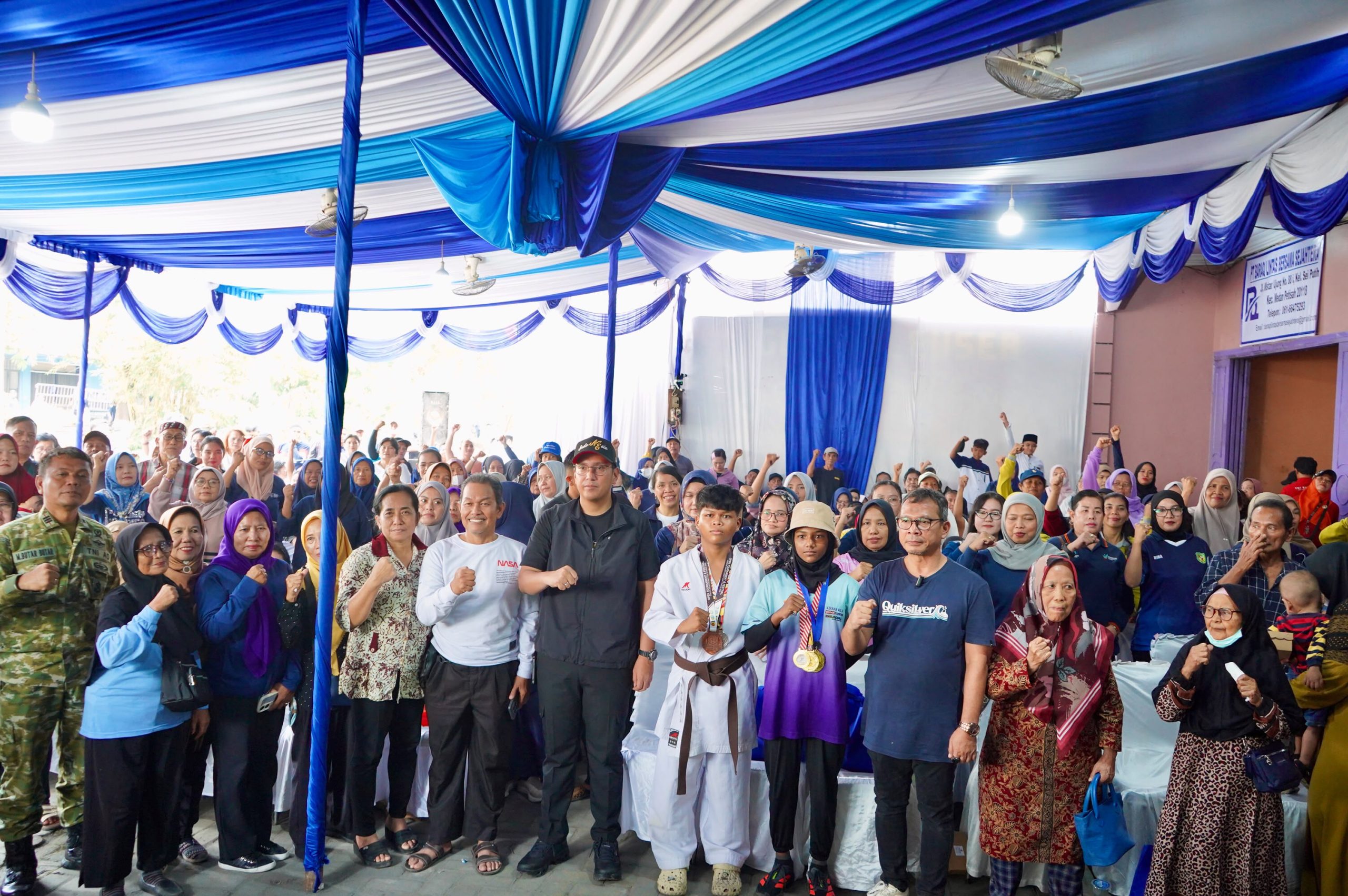 Wali Kota Medan Rico Waas foto bersama usai kegiatan gotong royong dan Sapa Warga di Jalan Mistar, Kelurahan Sei Putih Barat, Kecamatan Medan Petisah, Sabtu (24/10/2026).