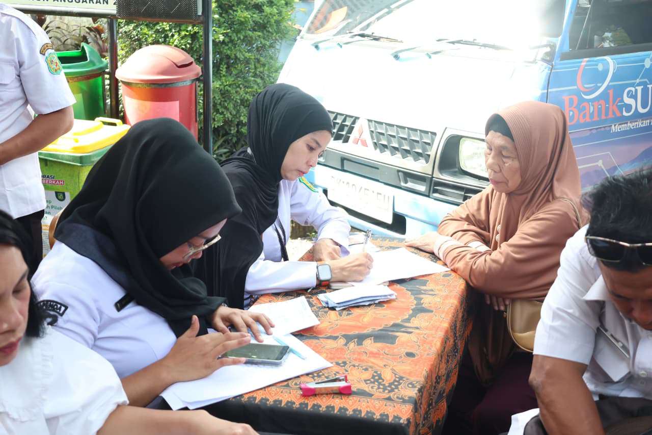 Petugas Bapenda saat melayani warga membayar pajak dilayanan Pojok PBB.