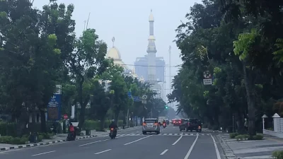 Kondisi Kota Medan di Jalan P Diponegoro yang masih diselimuti kabut asap.