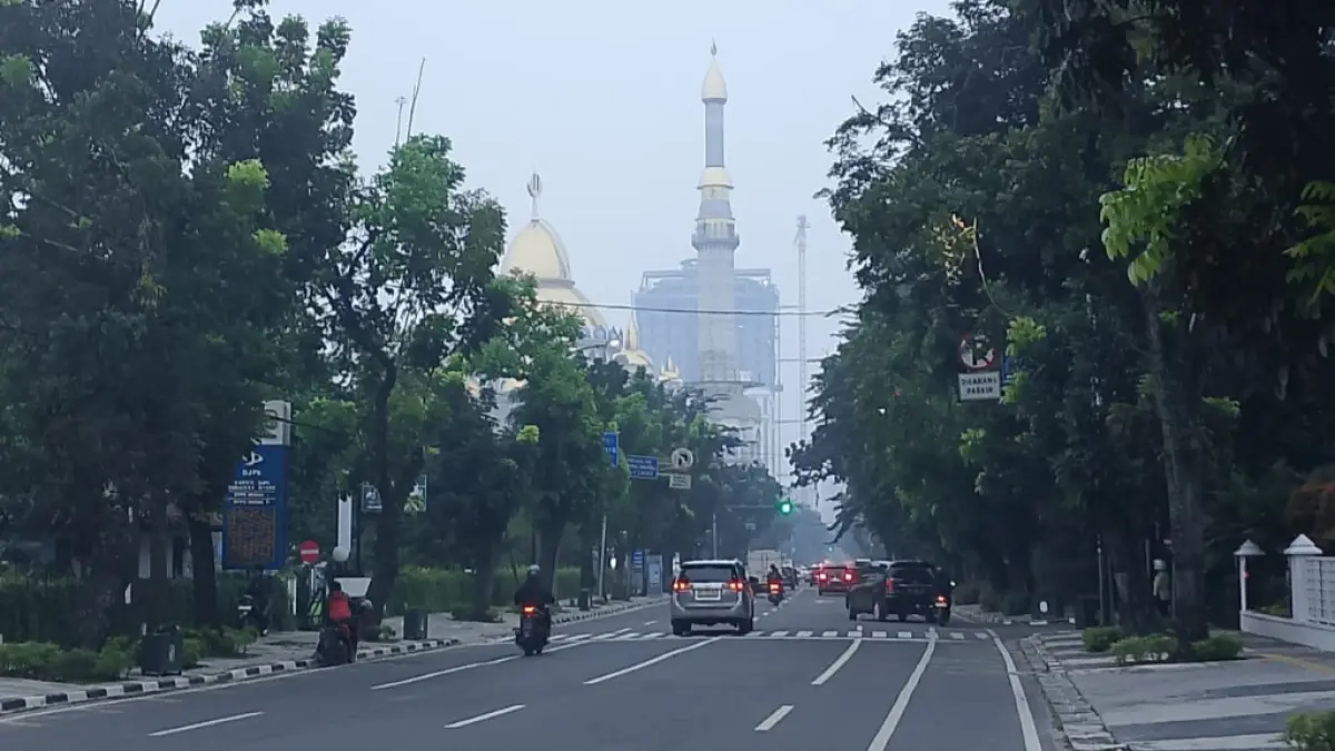 Kondisi Kota Medan di Jalan P Diponegoro yang masih diselimuti kabut asap.